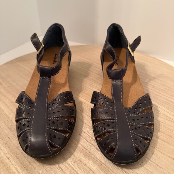 Clarks Women’s Leather Cutout T-Strap Sandals Size 7.5M Black Buckle Heeled - Picture 1 of 7